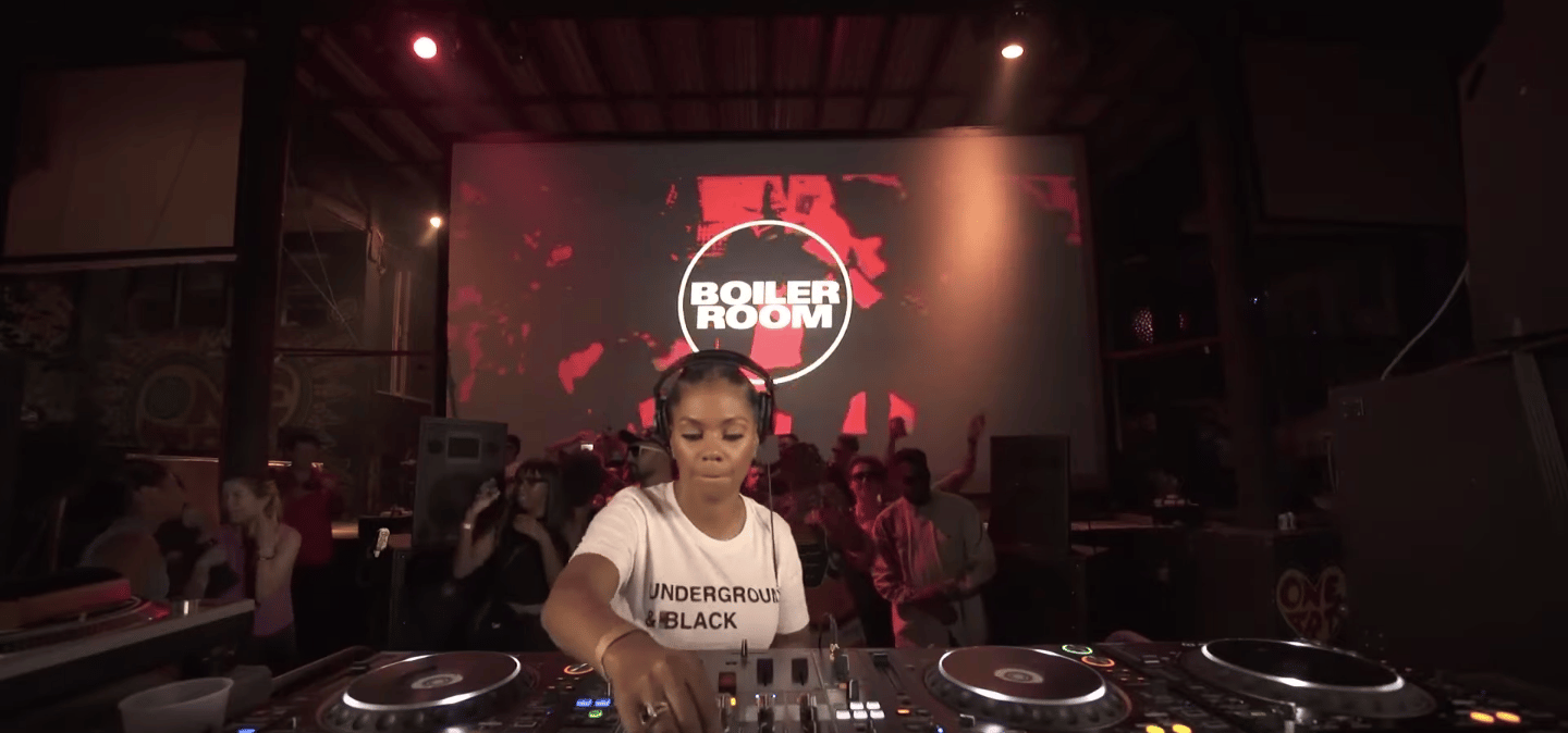 Photo of set Ash Lauryn.