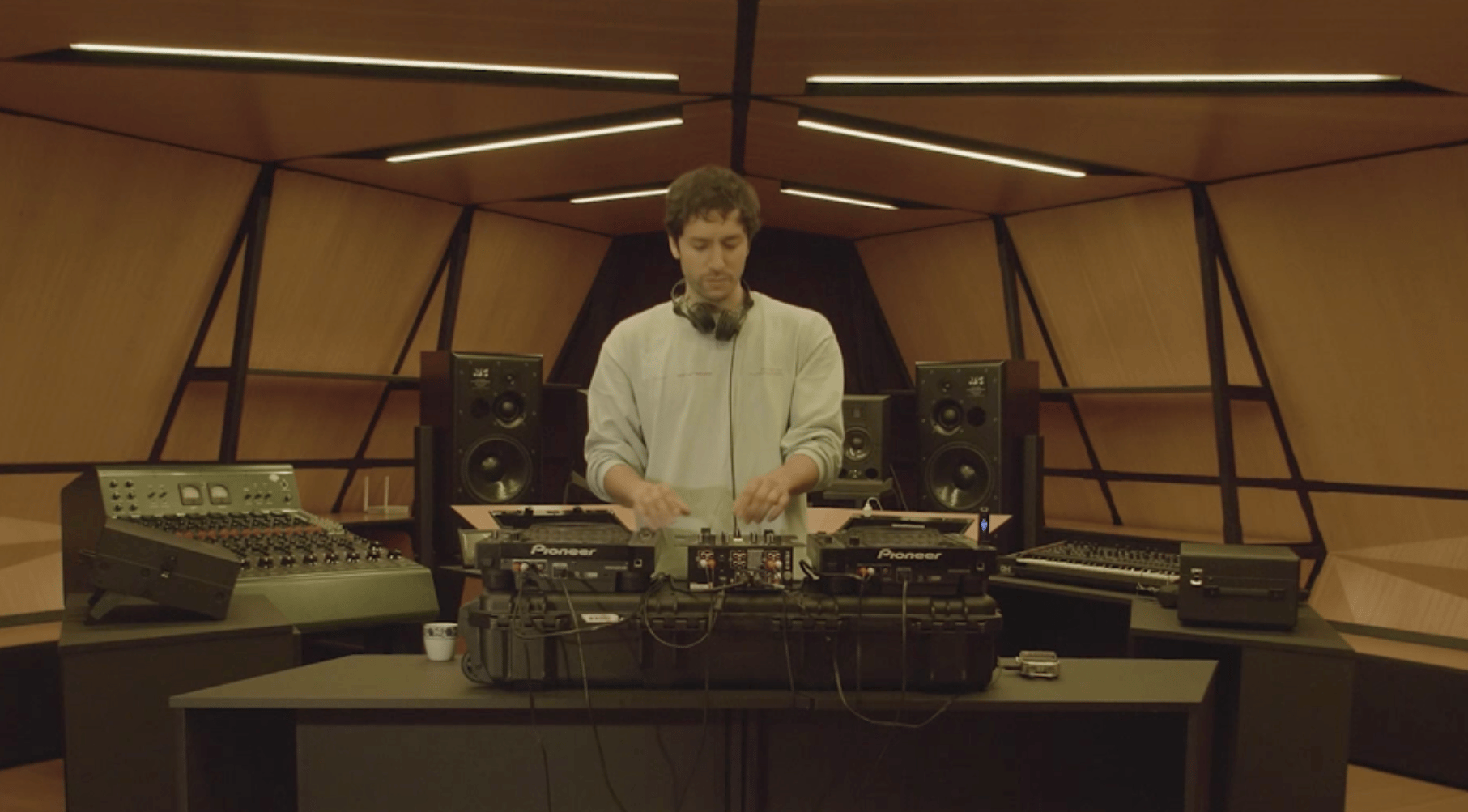 Photo of set Nicola Cruz.