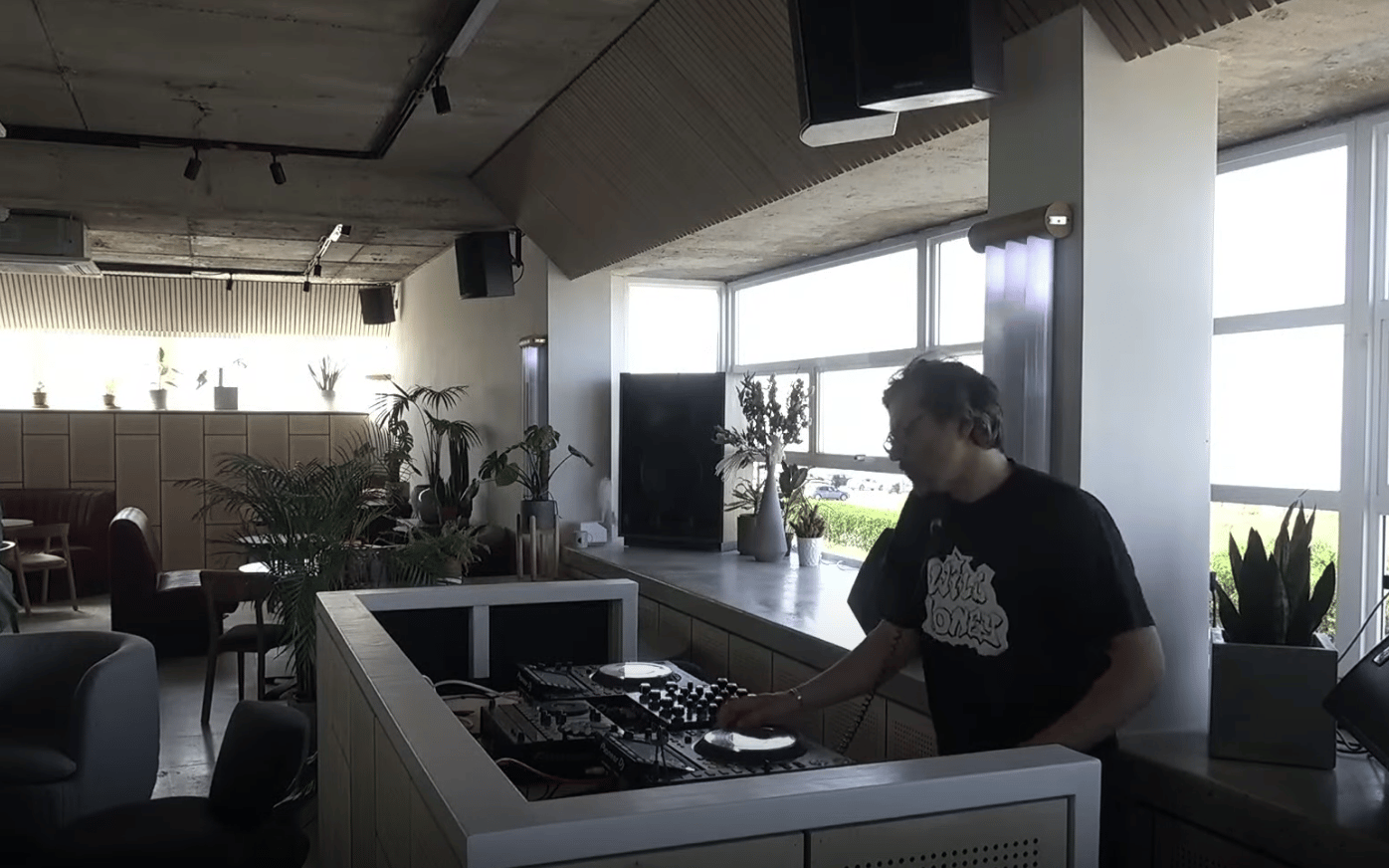 Photo of set Felix Dickinson.