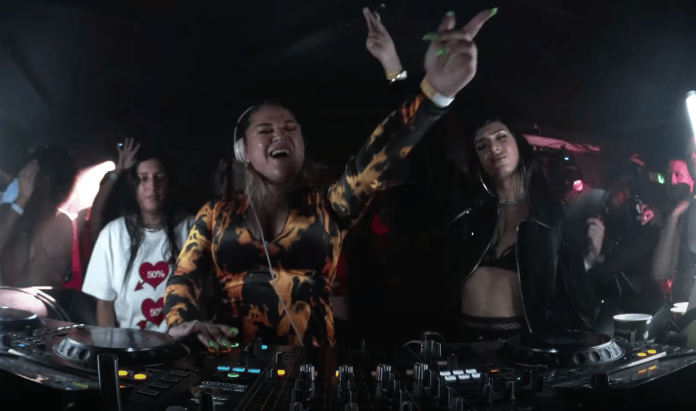 Photo of set Lady Shaka.