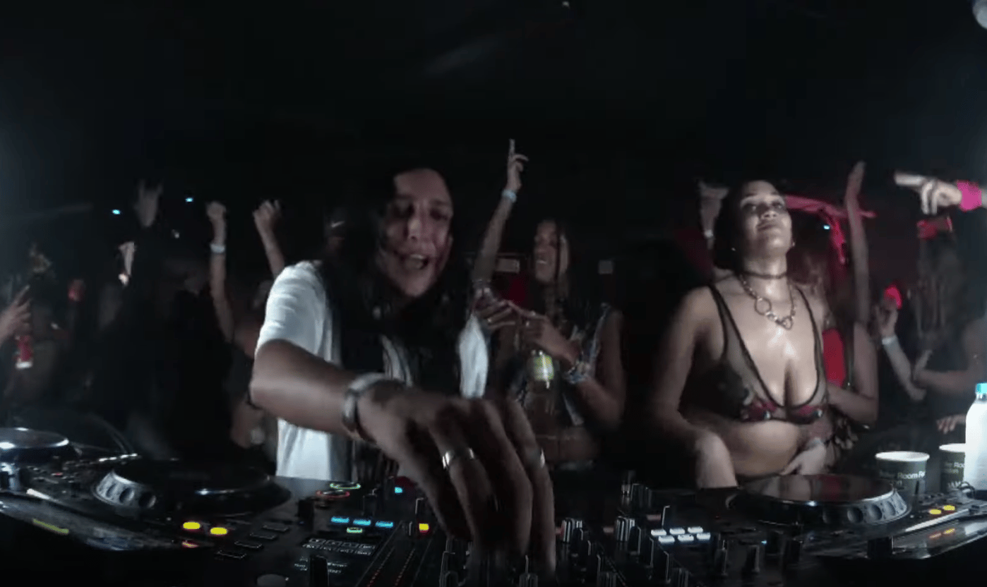 Photo of set Nino Brown.