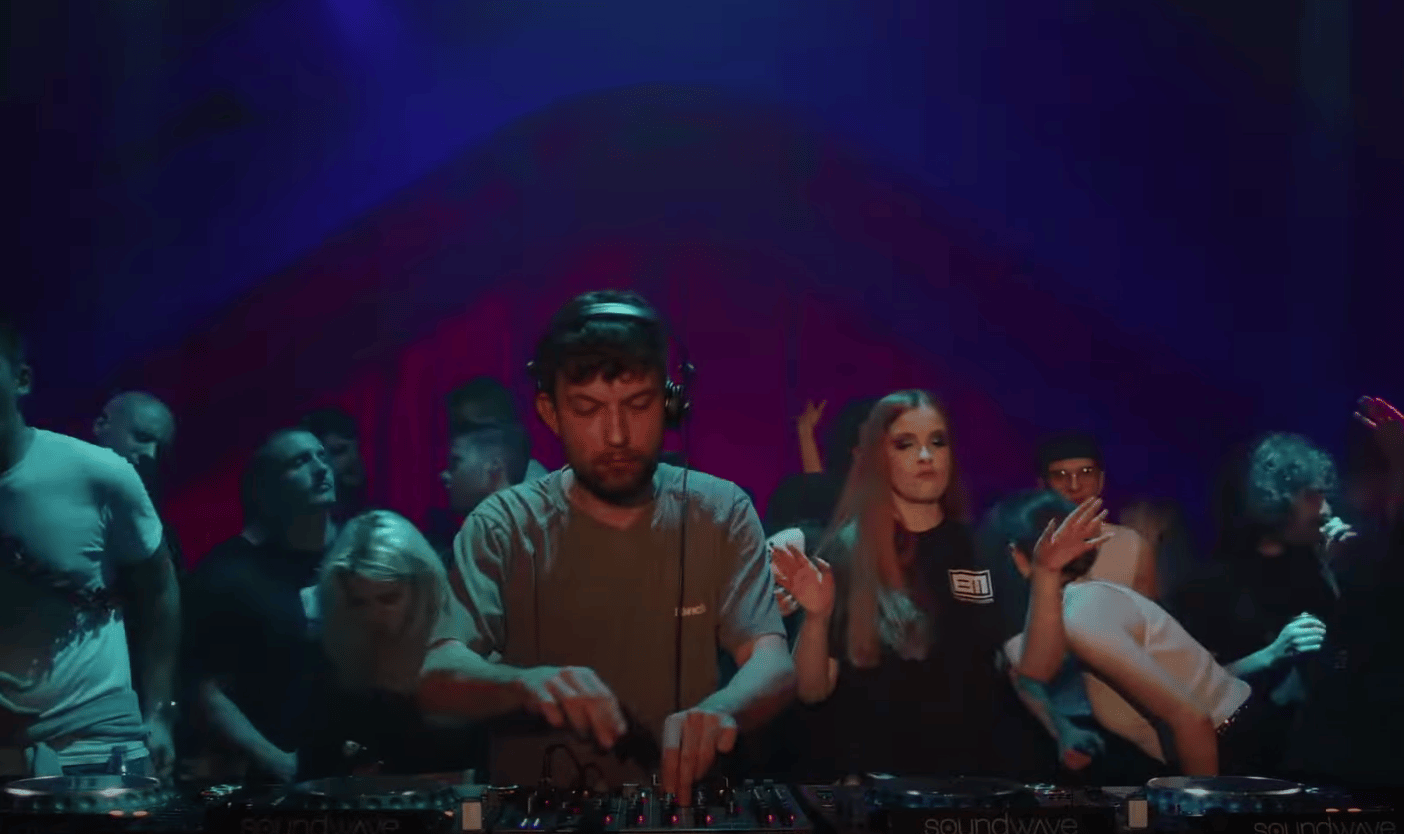 Photo of set Milo Raad.