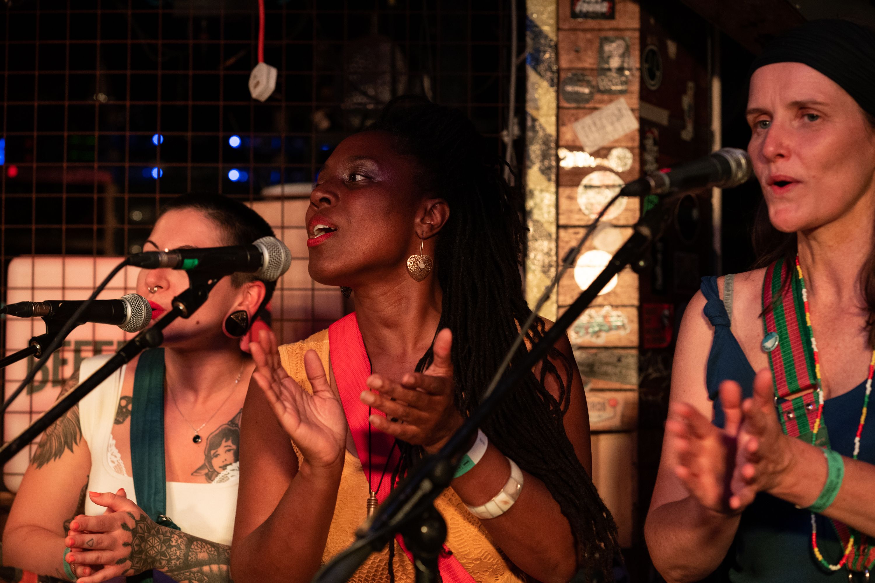 Photo of set Baque Luar.