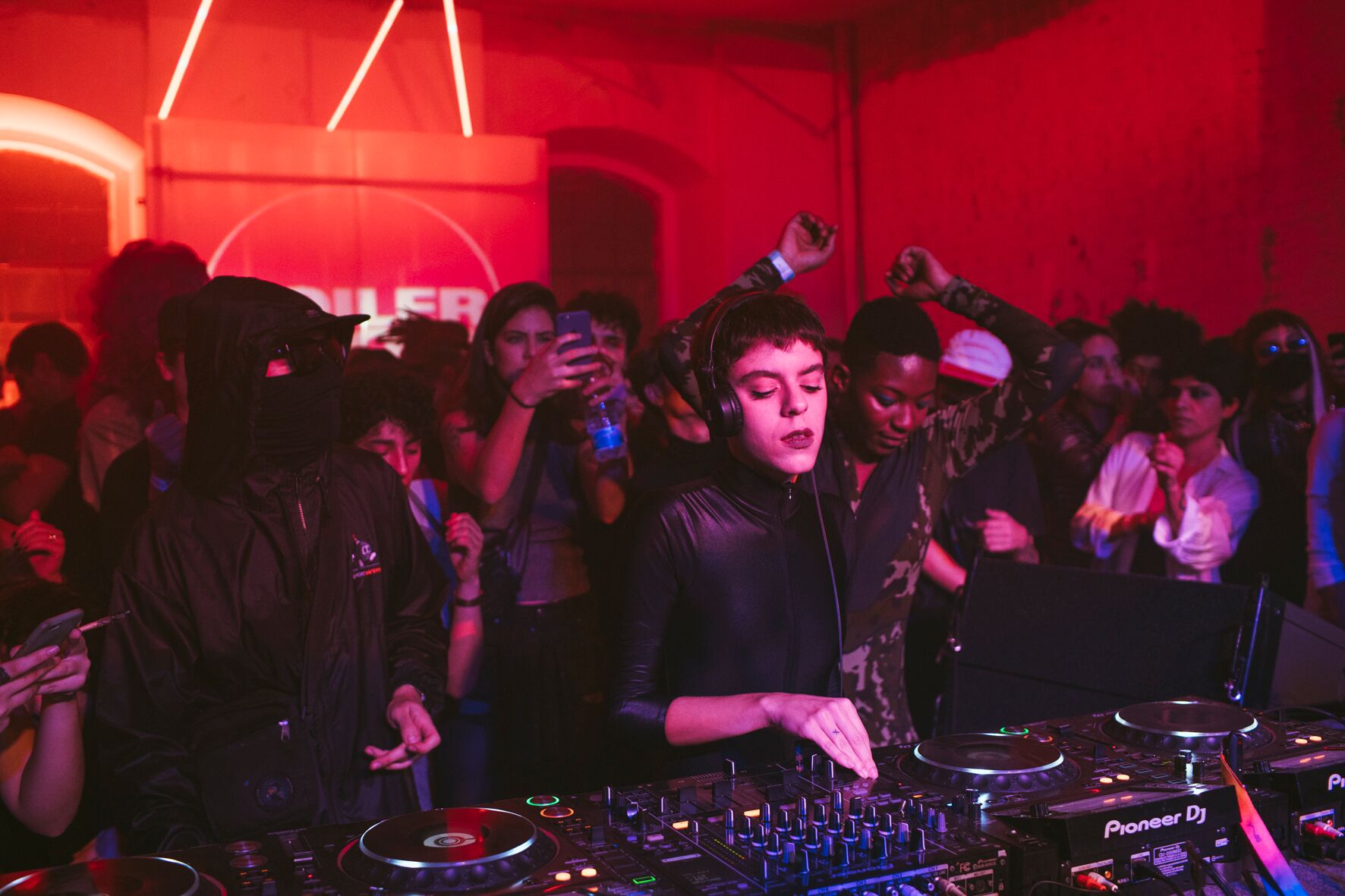 Photo of set Carol Mattos.