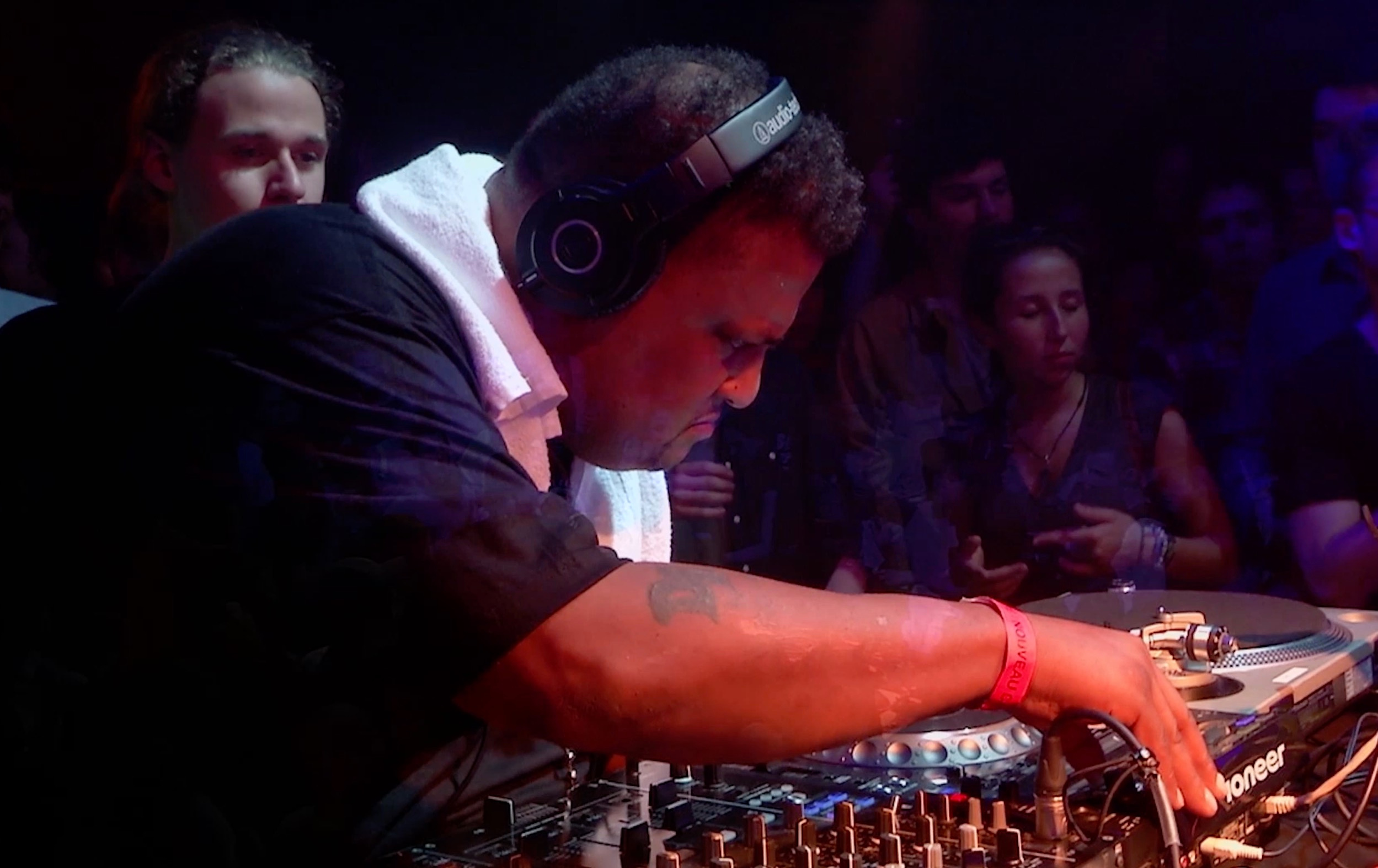 Photo of set DJ Deeon.