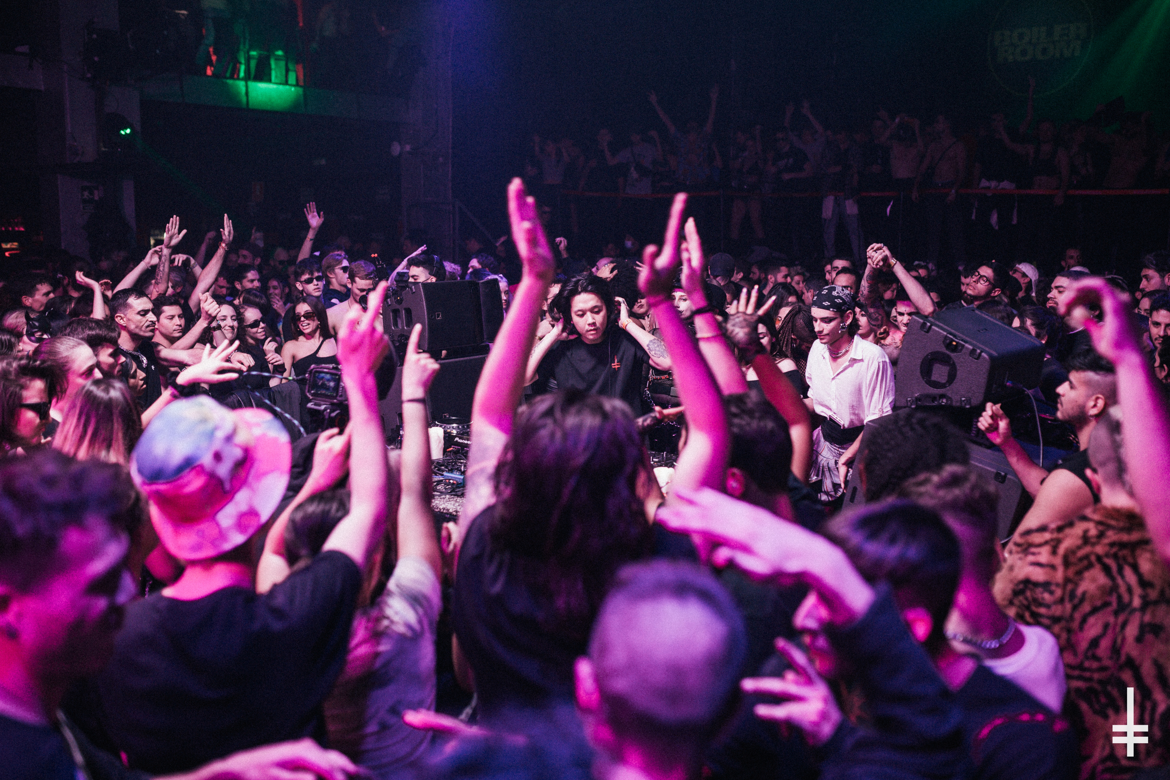 Photo of set Hadone.