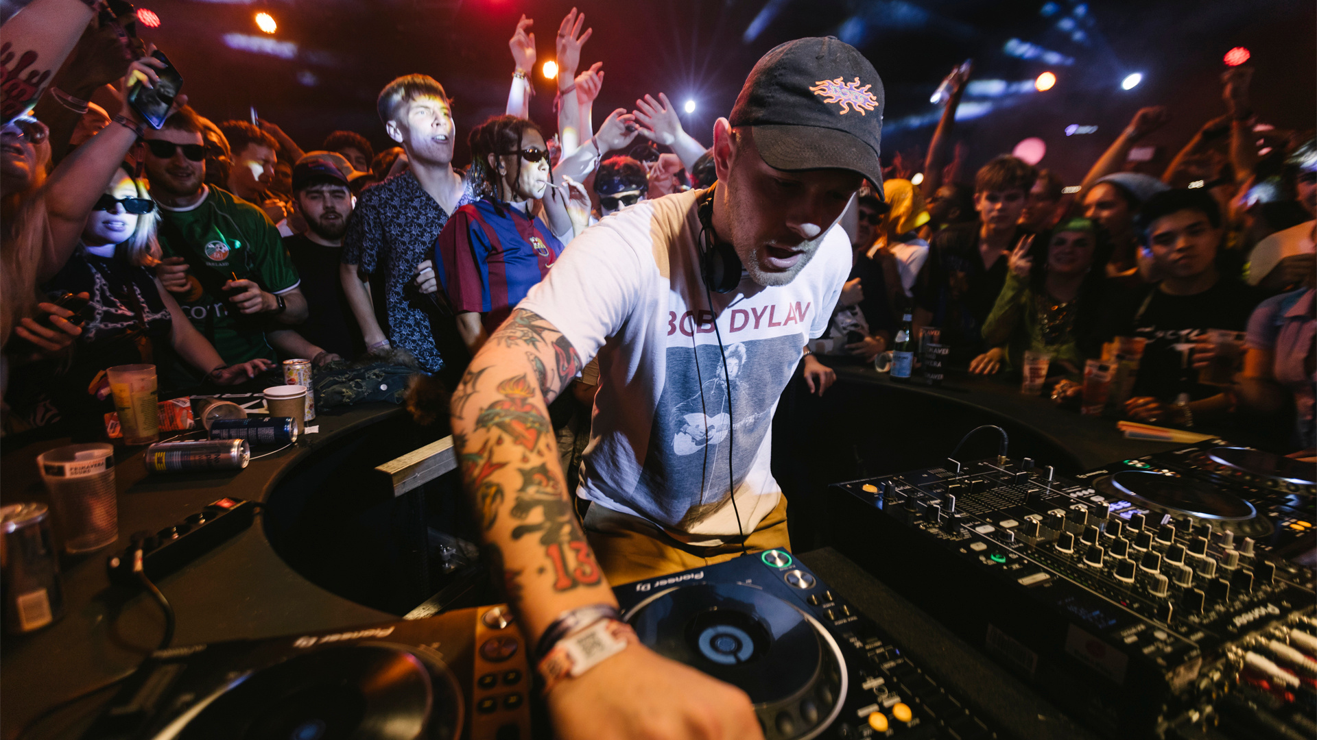 Photo of set Kenny Beats.