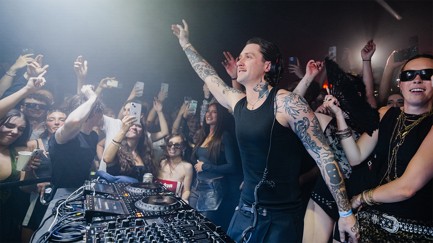 Photo of set KETTAMA.