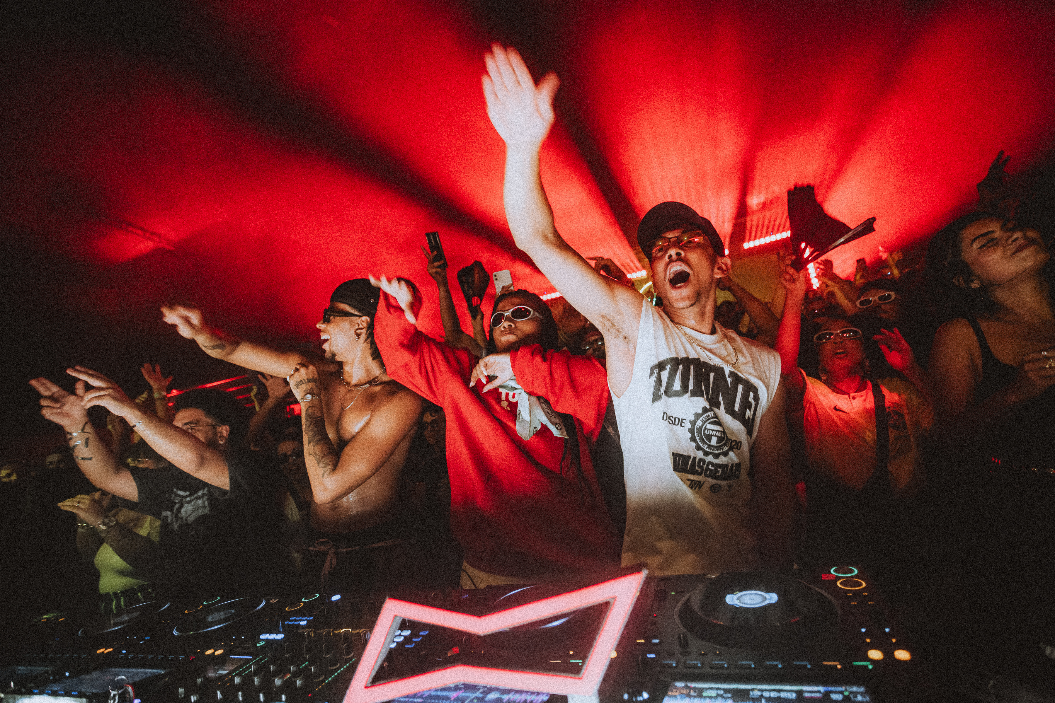 Photo of set BAILE ROOM.