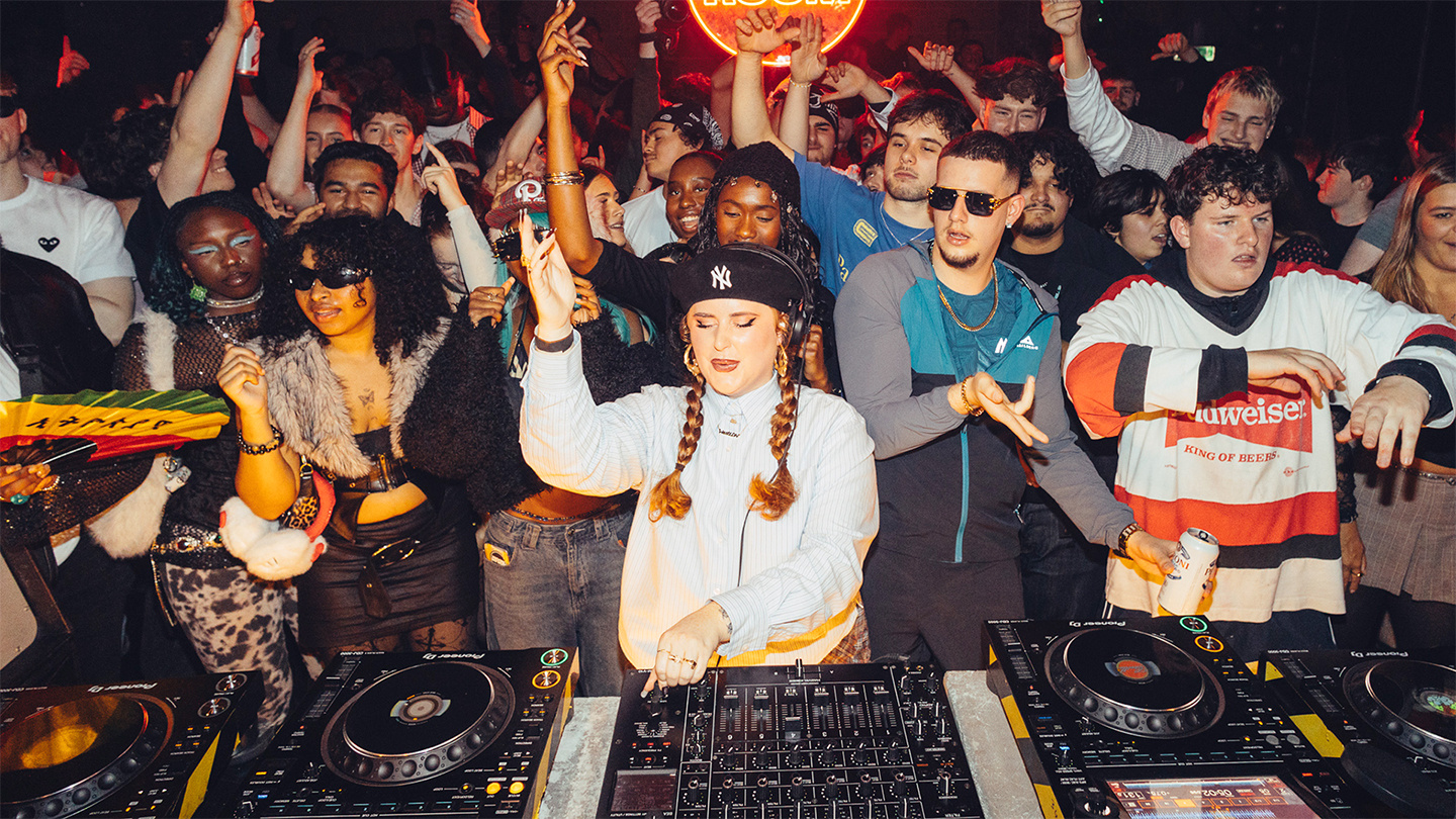 Photo of set Scarlett O'Malley.