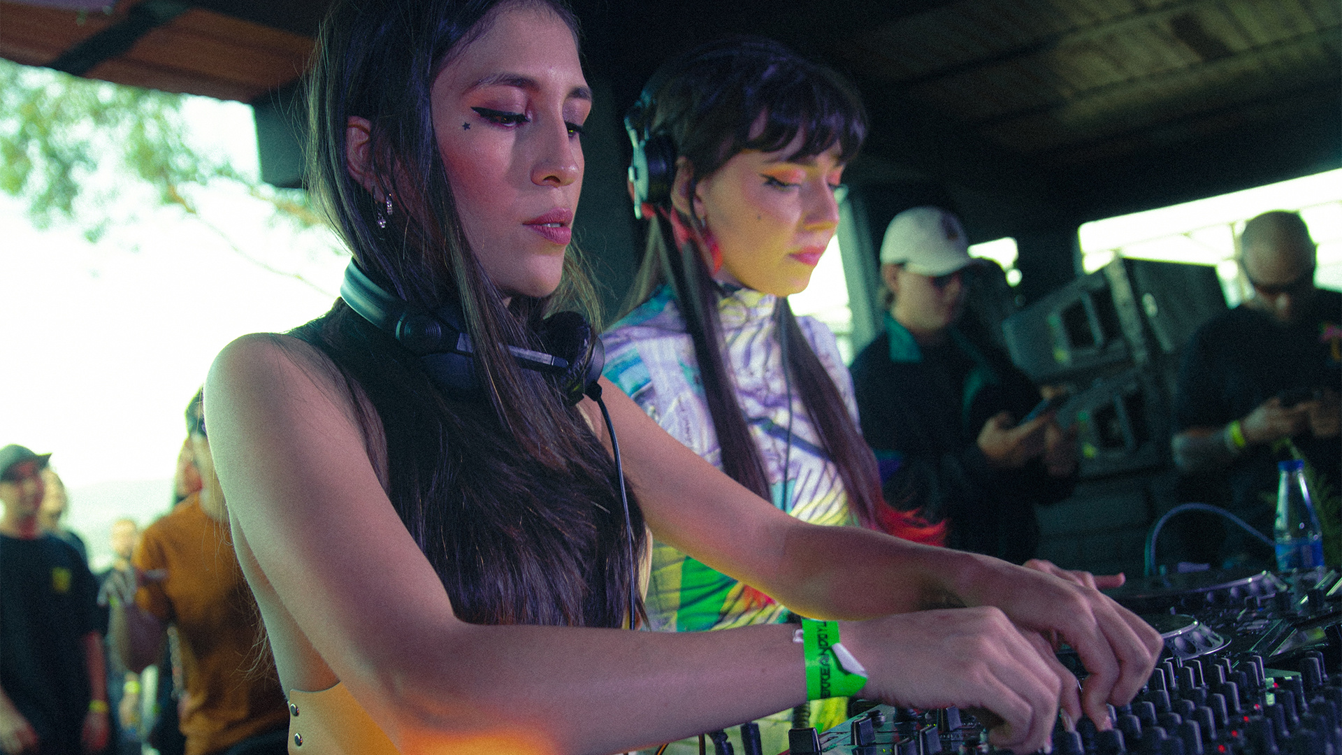 Photo of set Sophyaa b2b Amantra.