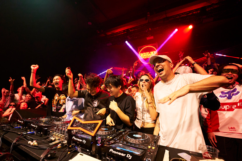 Photo of set play in stereo.