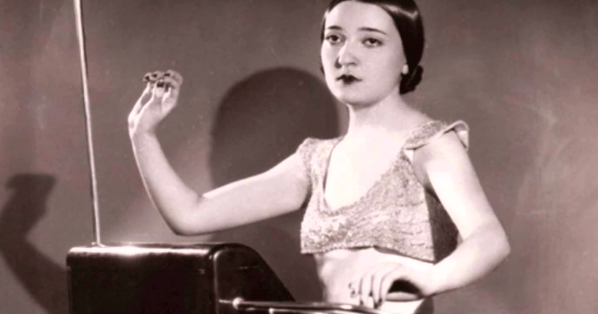 Clara Rockmore playing The Swan on theremin 43